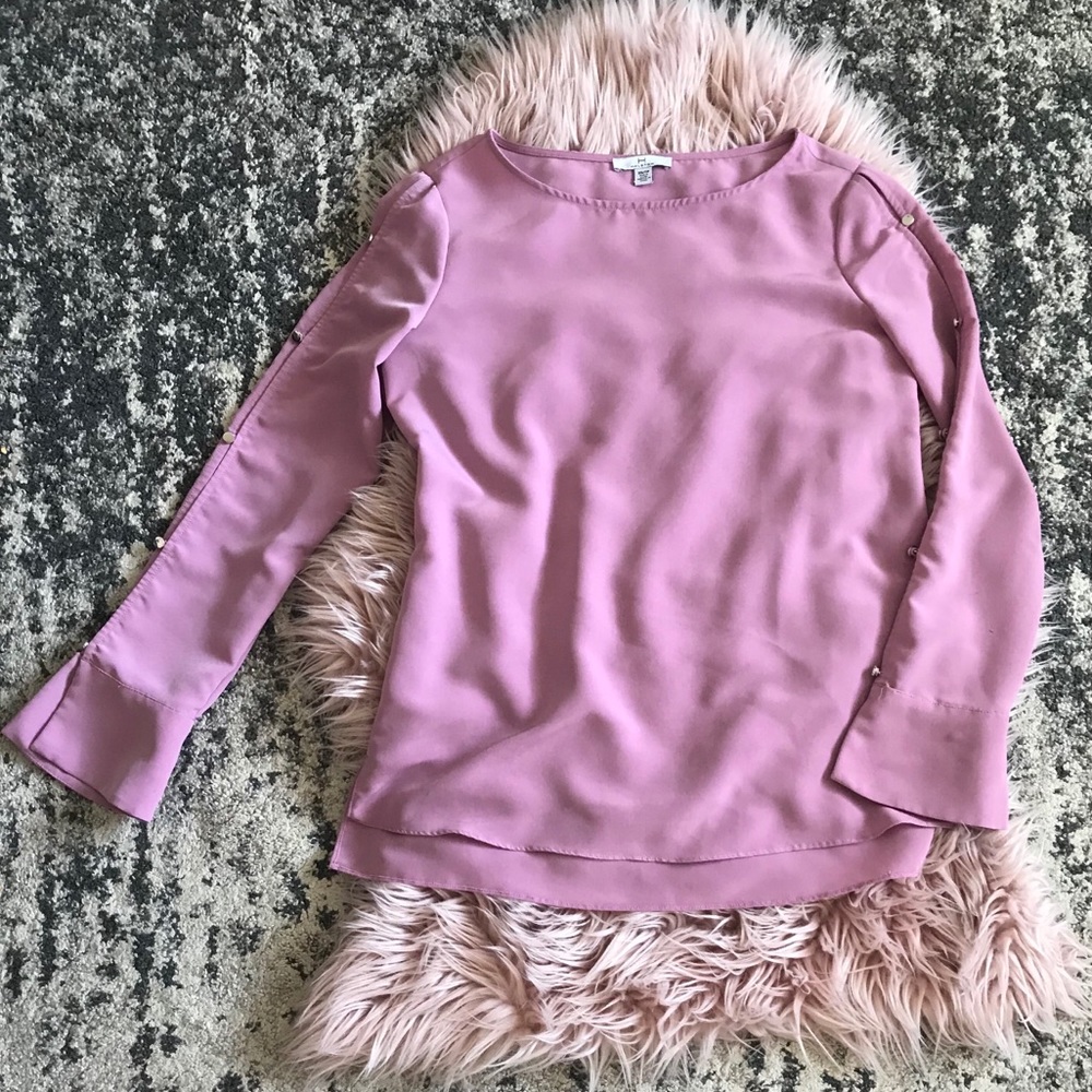 Beautiful 🤩 Halston button sleeves top!